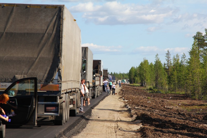 Пробка на трассе. Разрыли дорогу, чтобы положить трубу. Яму вырыли, измерили и закопали, так и не положив трубу. Час простоя.