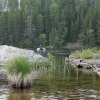 Рыбалка в струе на каменной гряде. Рядом каменный остров.